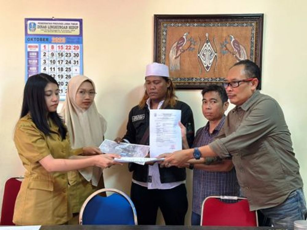 warga dan aktivis di DLH Jatim