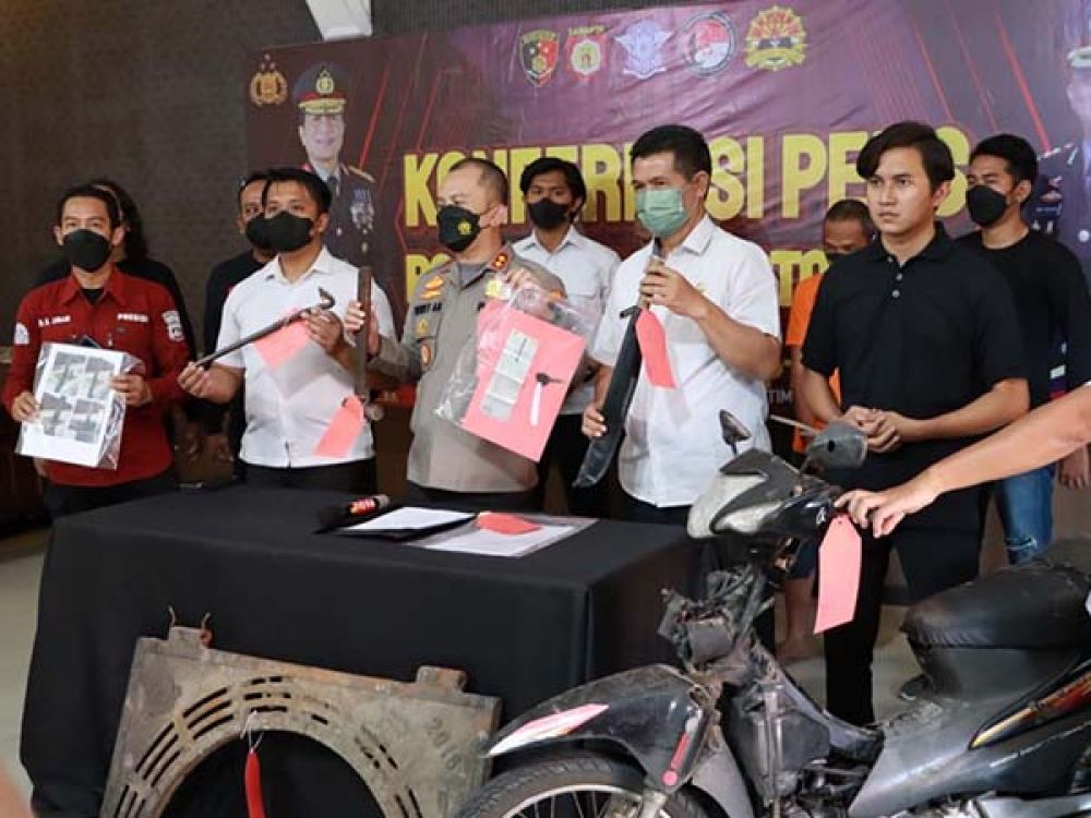 Polresta Mojokerto saat merilis S dan TS berikut barang bukti. Keduanya merupakan tersangka pencurian grill selokan Kota Mojokerto.