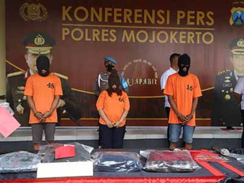 Ketiga tersangka Muhammad Siro Juddin atau Udin (27) dan Muhammad Nur Hidayatulloh atau Dayat (25), dan Anjarwati atau Anjar (23), saat dirilis Polresta Mojokerto.
