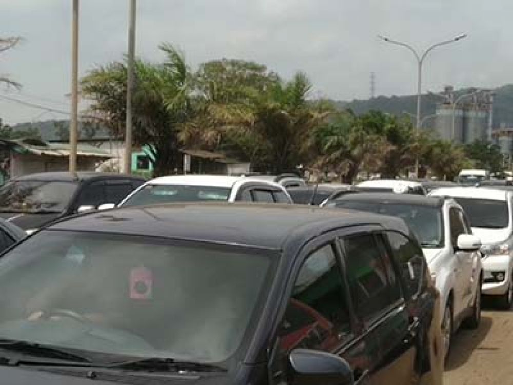 Kondisi macet arah Pantai Anyer, Cinangka.