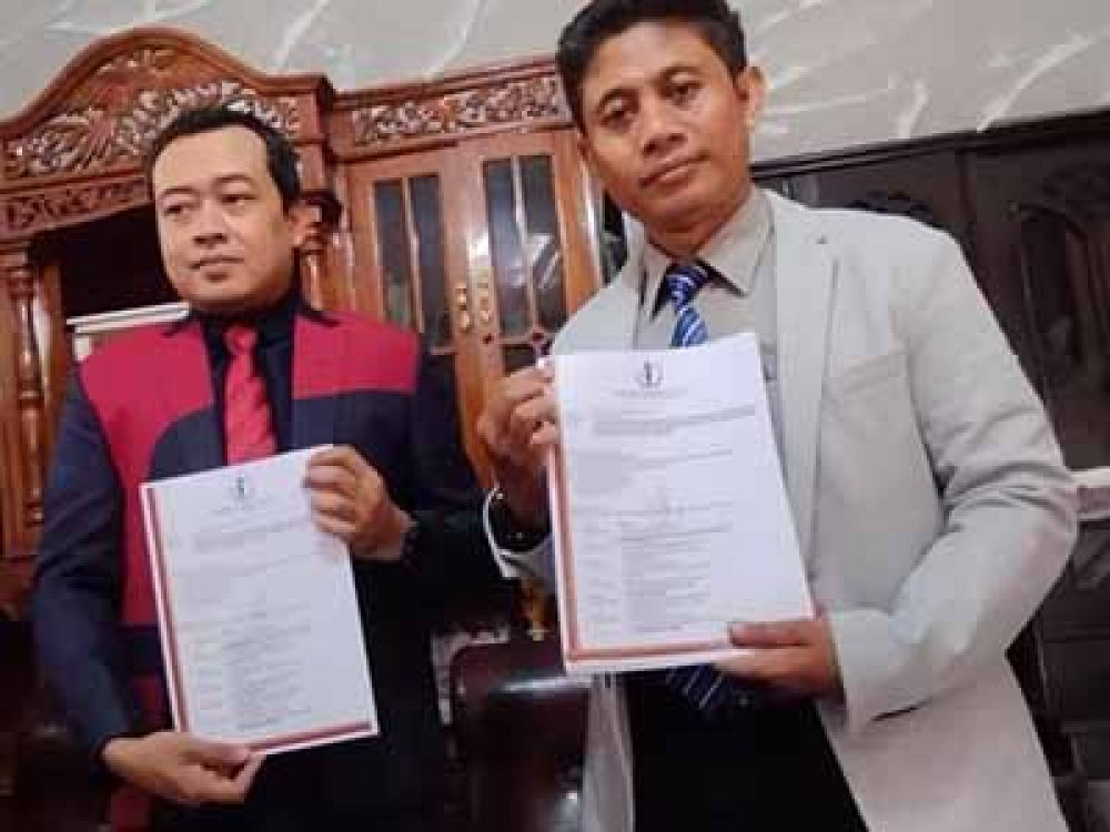 Managing Partner Kantor Hukum Candhaka Shaskara Law Office saat menunjukkan surat pengaduan.