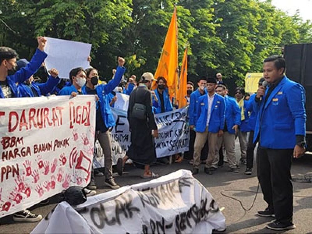 Aksi Mahasiswa di depan kantor DPRD Bojonegoro.