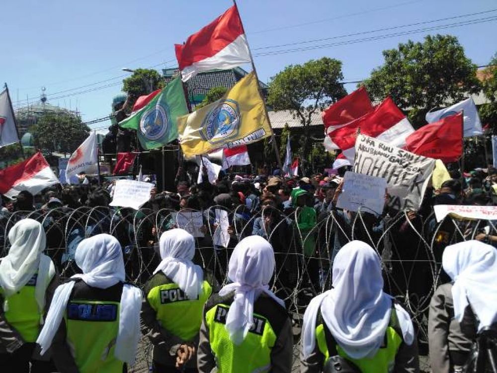 Ribuan Mahasiswa Geruduk DPRD Jatim