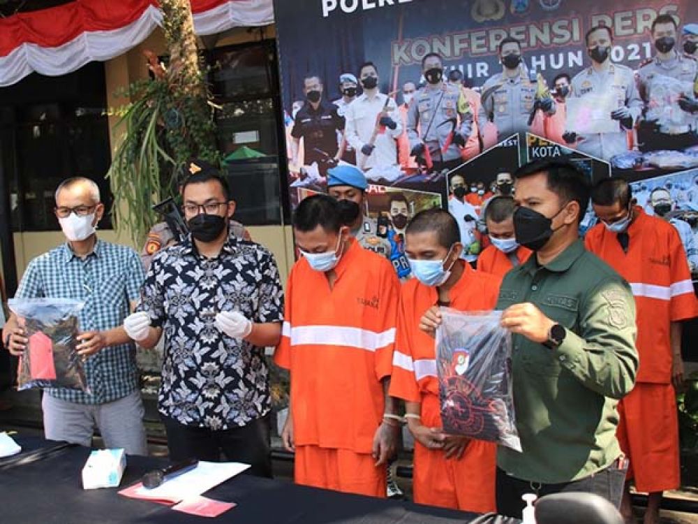Kasat Reskrim Polresta Malang Kota AKP Bayu Febrianto Prayoga saat merilis ketiga tersangka WD, MWR dan MRR berikut barang bukti di halaman Polresta Malang Kota.