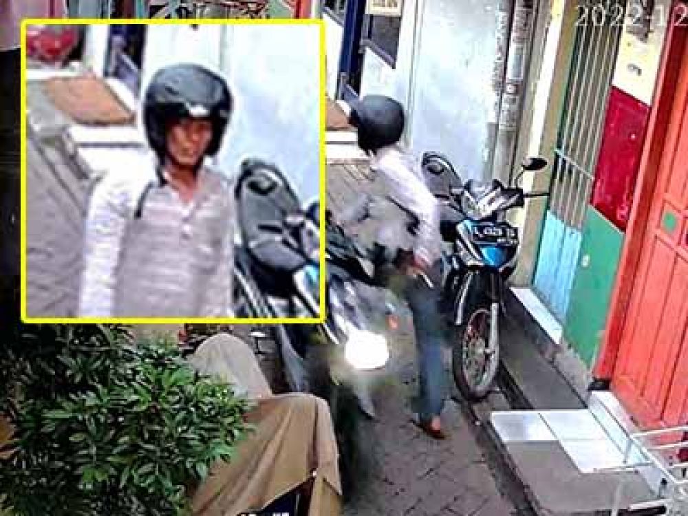 Wajah tersangka pencurian kendaraan bermotor yang terekam CCTV saat beraksi mencuri motor di rumah Heri Wicaksono, Minggu, (11/12/2022).