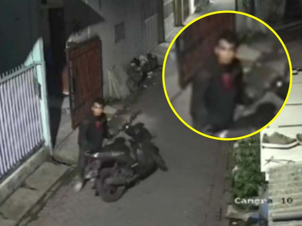 Terduga pelaku pencurian motor milik Hartono, salah satu Tim Pilar 08 Relawan Prabowo Gibran terekam kamera CCTV, Selasa, (20/02/2024) dini hari.