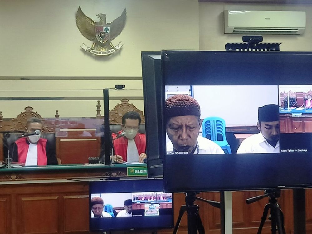 Masyhari dan Thoifur Yazidil Bustomi 