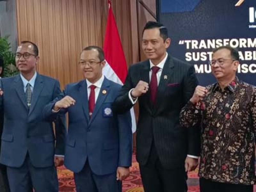 AHY foto bersama praktisi dari berbagai negara anggota PBB (Perserikatan Bangsa-Bangsa) di Gedung ASSEC Universitas Airlangga, Surabaya, Rabu, (11/09/2024).