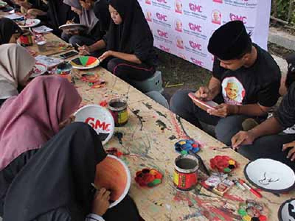 Ganjar Milenial Center (GMC) Kabupaten Blitar saat mengikuti 'Kirab Budaya Tukar Ajang Cobek Desa Plumpungrejo' di Kampung Tembikar, Desa Plumpungrejo, Kecamatan Kademangan, Blitar, Jawa Timur, Minggu (18/12/22).