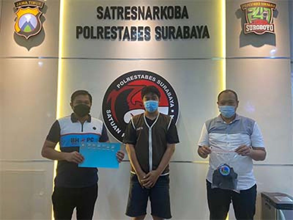 Dua petugas Sat Resnarkoba Polrestabes Surabaya mengapit tersangka WD berikut barang bukti.