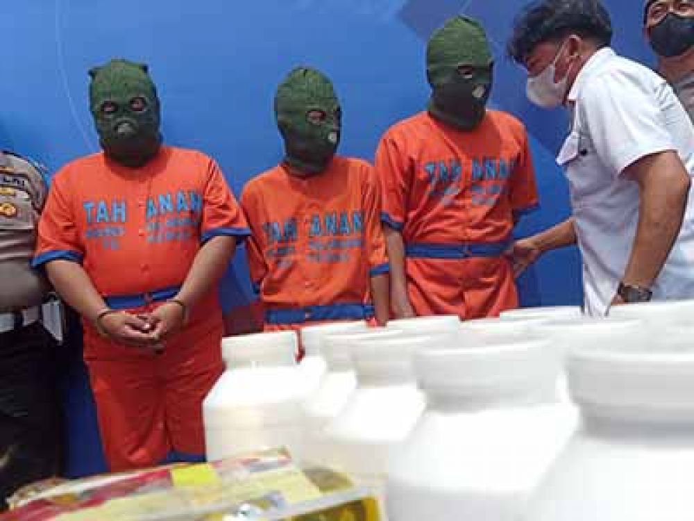 Tiga tersangka Yudi Antono (40), warga Kaljudan, Surabaya, Agus Wahyu Riyanto (38), warga Jolotundo, Surabaya, dan Tri Juni Parudin (28), asal Dawar Blandong, Mojokerto serta barang bukti di halaman Polres Pelabuhan Tanjung Perak.