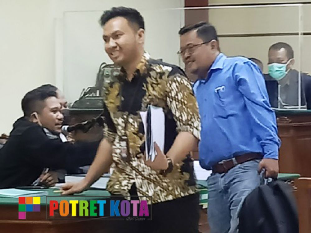 (batik) Ndaru Wicaksono (biru) Heri Purwanto