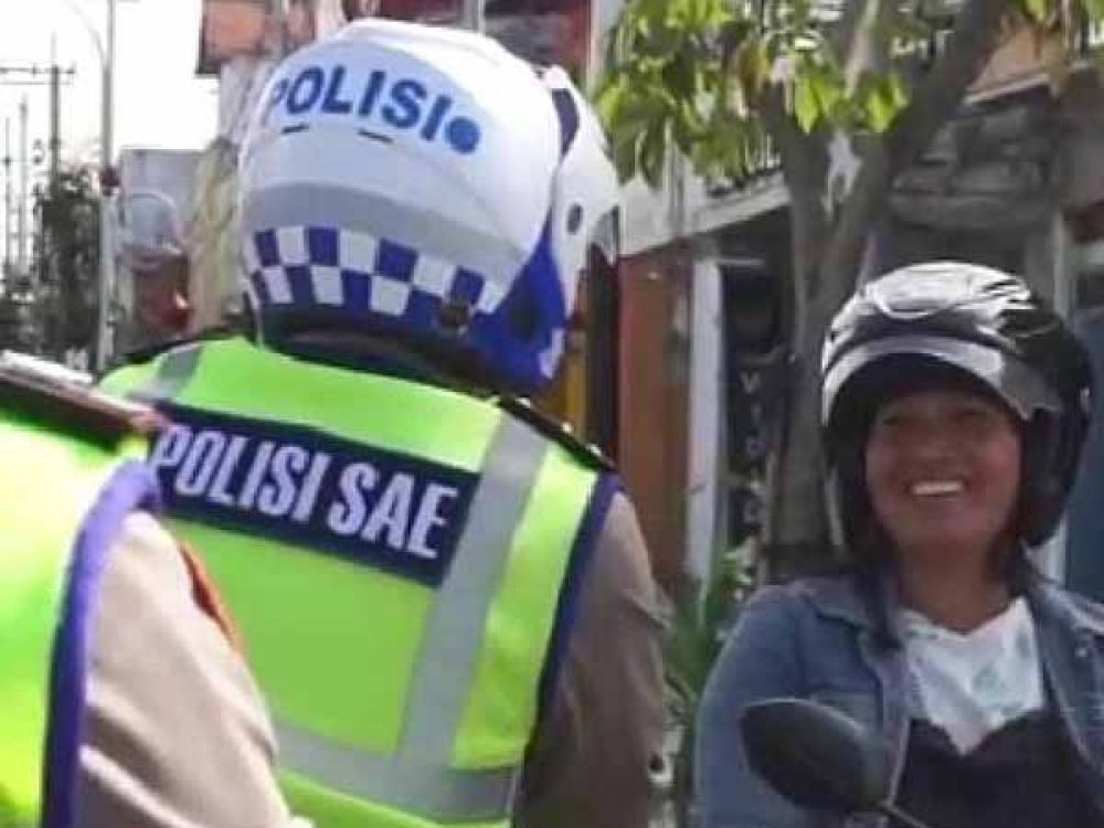 Anggota Tim Khusus Polisi Sae saat memberikan himbauan pengendara yang kedapatan melawan arus lalu lintas.