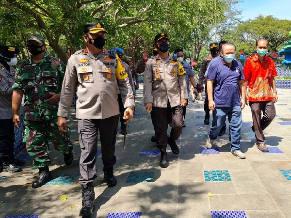 Kapolda Jatim Irjen Pol Nico Afinta saat meninjau Atlantis Land.