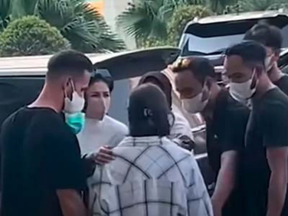 Tangkapan layar saat proses penangkapan Nikita Mirzani di Lobi Utama Mall Senayan City, Jakarta Selatan sekitar pukul14.50 WIB.
