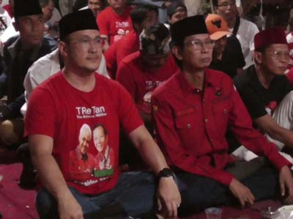 Welly Muljono (kiri) Ketua Tretan Ganjar - Mahfud dan Adi Sutarwijono (kanan) Ketua DPC PDIP Kota Surabaya saat Nonton Bareng (Nobar) Debat Ketiga Capres 2024 di wilayah Semampir, Surabaya, Minggu, (07/01/2024).
