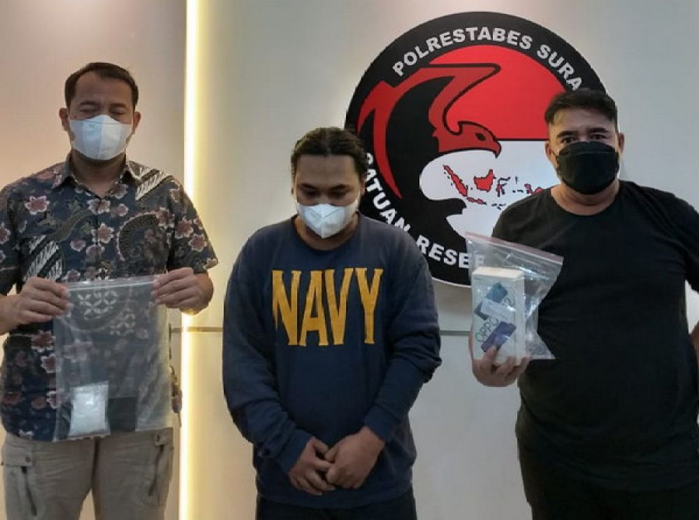 Sat Narkoba Polrestabes Surabaya menangkap seorang pria berinisial MF di Kawasan Asem Bagus, Surabaya. MF diduga kuat terlibat dalam penyalahgunaan narkotika.