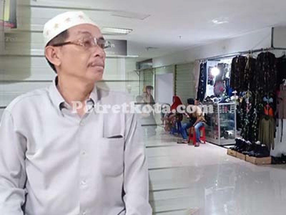 Syukur, pengurus paguyuban pedagang TPS Pasar Turi.