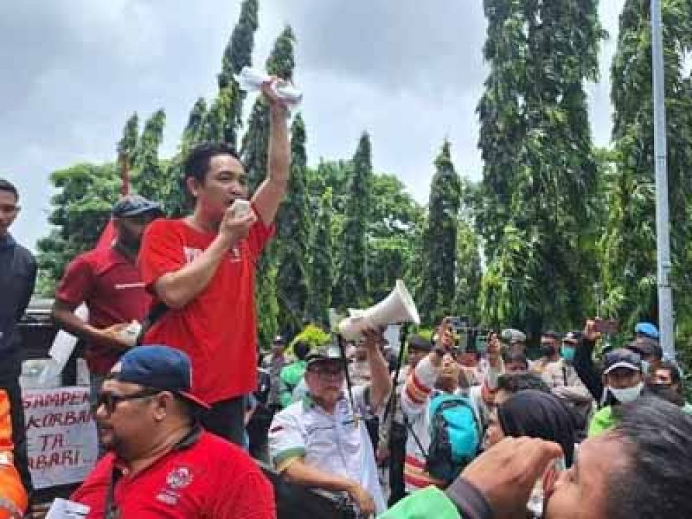 Perhimpunan Driver Online Indonesia (PDOI) Jawa Timur saat melakukan aksi protes pada Jumat, (15/03/2024) lalu.