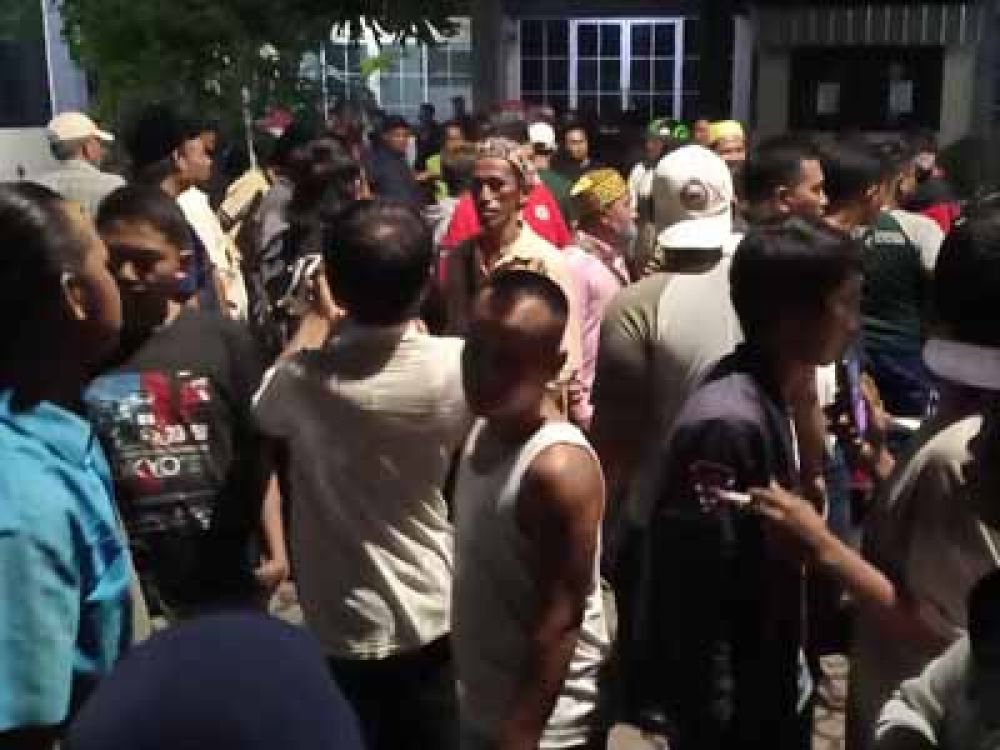 Ratusan PKL Kawasan Wisata Religi Sunan saat mendatangi Kantor Kecamatan Semampir, Surabaya, Selasa, (05/03/2024).