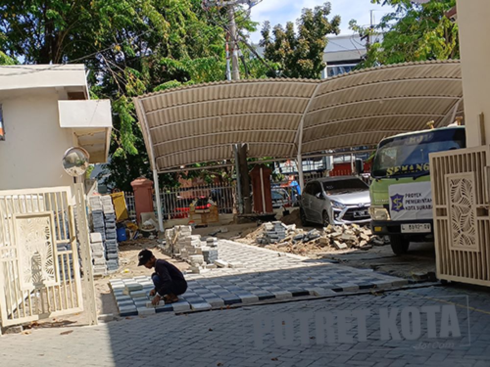 Pekerjaan paving halaman PN Surabaya, Jumat (23/8/2024).