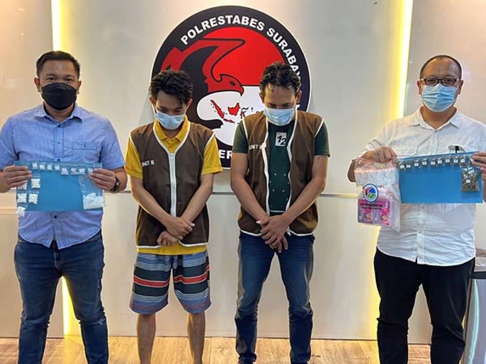 Kedua tersangka IH dan TK diapit 2 petugas Sat Resnarkoba Polrestabes Surabaya.