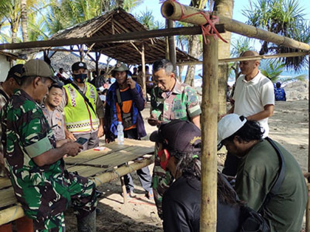 Pantai Cibobos pasca 4 korban terseret ombak.