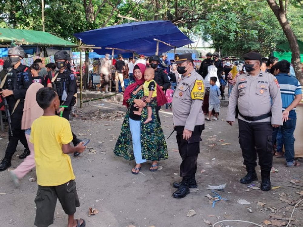 AKBP Esty Setyo Nugroho saat berpatroli di Pantai Sumbawa Besar.