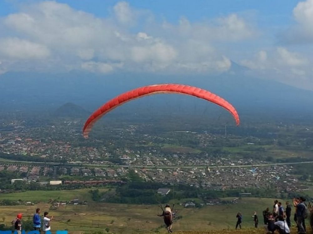 Paralayang Sempu, Pasuruan, Jawa Timur.