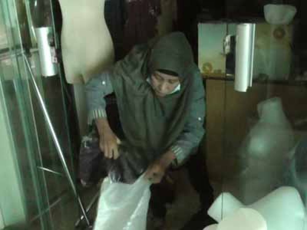 Salah satu pedagang di JMP 2 membereskan barang dagangannya, Jumat, (19/4/2024).