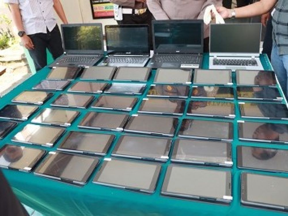 Barang bukti 40 unit tab android dan 4 laptop yang dicuri empat pelajar SMP dari SDN 1 Penjaringan Sari, Rungkut, Surabaya.