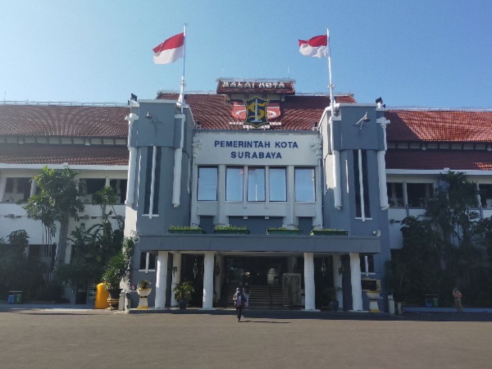Gedung Pemerintah Kota Surabaya.