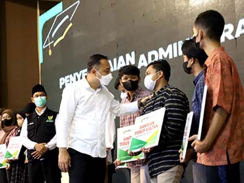 Pemkot Surabaya serahkan ijazah yang ditebus secara simbolis.