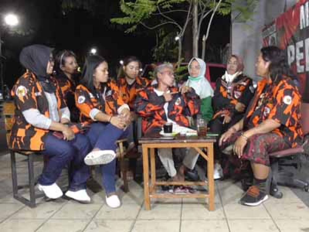 Dialog khusus Ketua Bidang Organisasi MPC Pemuda Pancasila Surabaya, Samsurin bersama Taufiq Monyong di depan Kantor PP MPC Surabaya, Rabu, (18/10/2023).