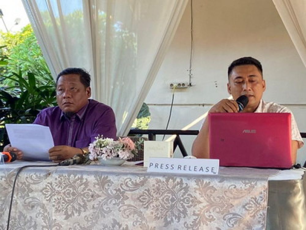 Dr. Ma'ruf Syah (kiri) dan Ahmad Efendi (kanan), Penasihat Hukum PT JPL saat menggelar konferensi pers.