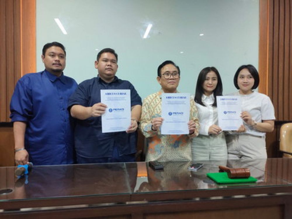 Hariyanto Ketua DPC Peradi Surabaya (tengah) bersama sejumlah pengurus saat jumpa pers tentang pengajuan Amicus Curiae ke Mahkamah Agung RI, Senin, 12/08/2024).