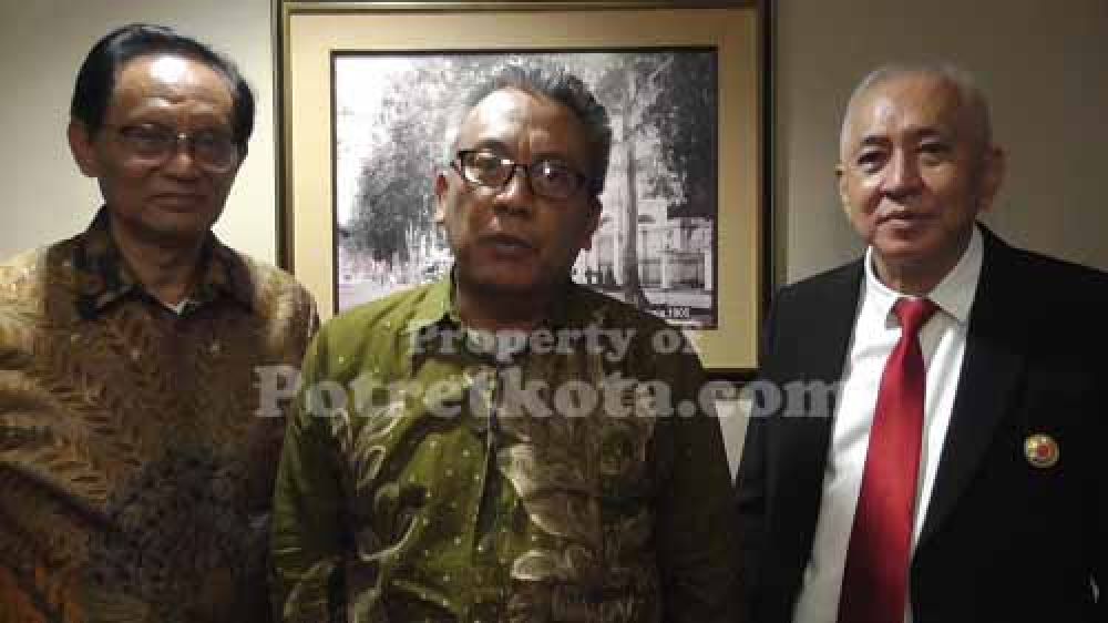 Dari kiri, Sekjen Peradin dr. Hendrik Eddy Purnomo, Kepala Bidang Program dan Penyelenggaraan Pusat Pendidikan Pancasila dan Konstitusi dari Mahkamah Konstitusi Republik Indonesia (MK RI), Nanang Subekti, dan Ketua BPW Peradin Jatim, Bambang Rudyanto.