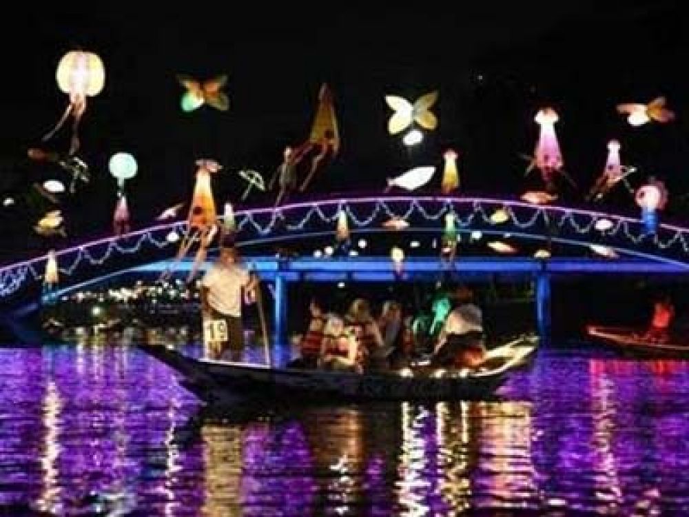 Suasana Malam Hari Wisata Perahu Kalimas Surabaya.