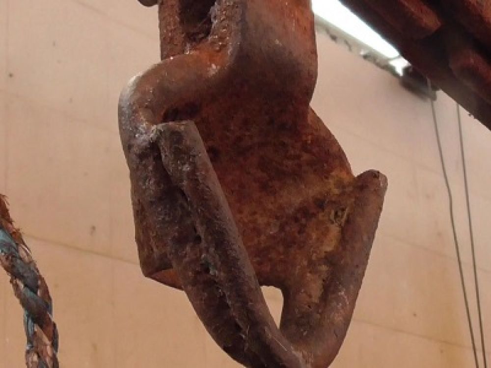 Alat gantung daging sapi berkarat.