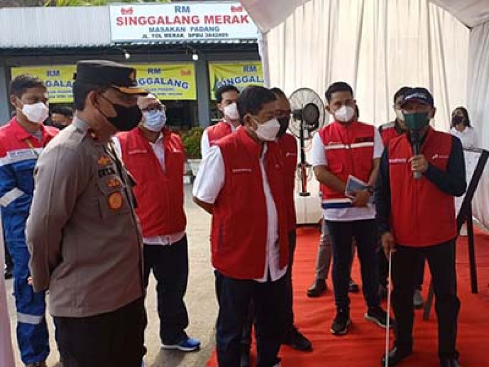 Dirut PT Pertamina Patra Niaga Alfian Nasution (tengah).