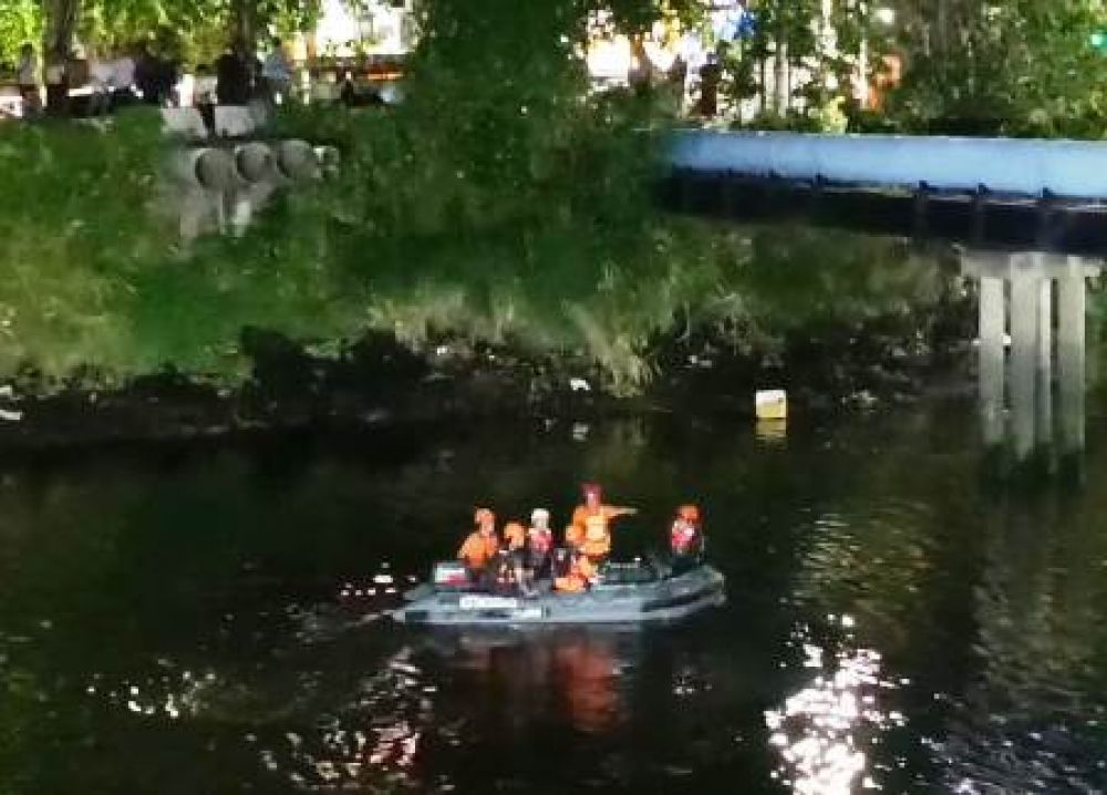 Pencarian orang hilang di Kali Jagir Surabaya.