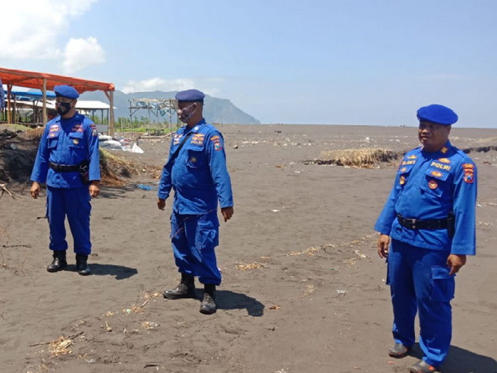 Dit Polairud Polres Jember datangi Pantai Cemara dan evakuasi warga dan pedagang terdampak banjir rob, Jumat, (02/09/2022).