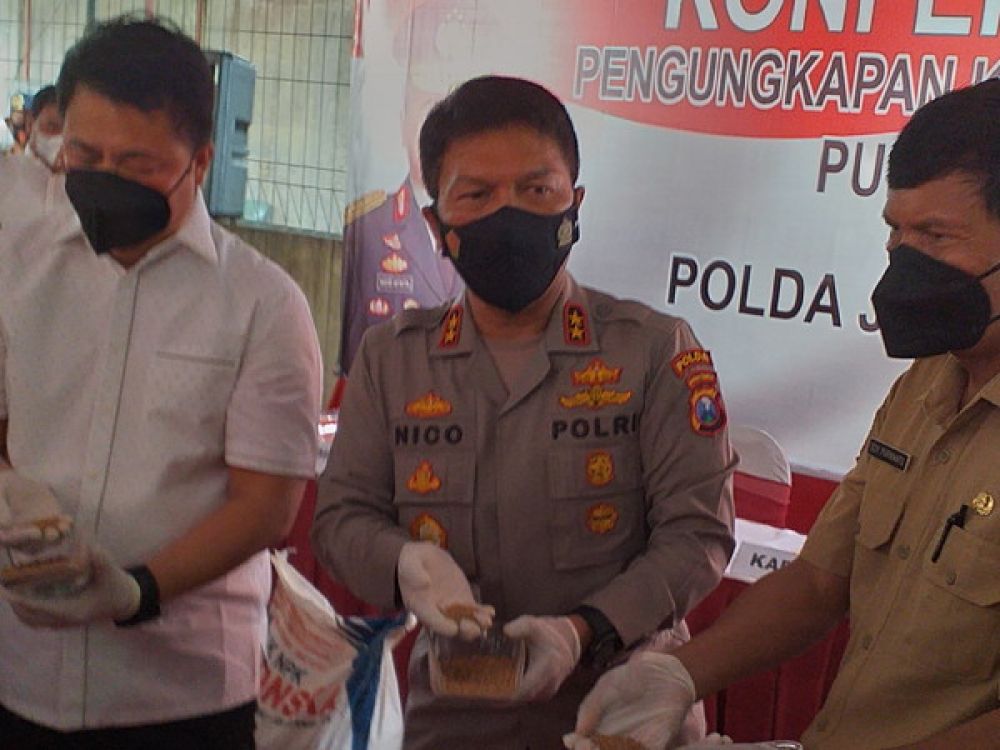 Irjen Pol Nico Afinta merilis ungkap kasus mafia pupuk.
