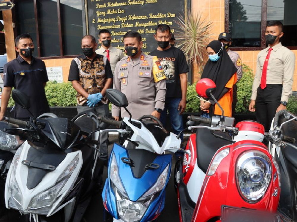 Polres Blitar merilis tersangka tipu gelap LH berikut barang bukti.