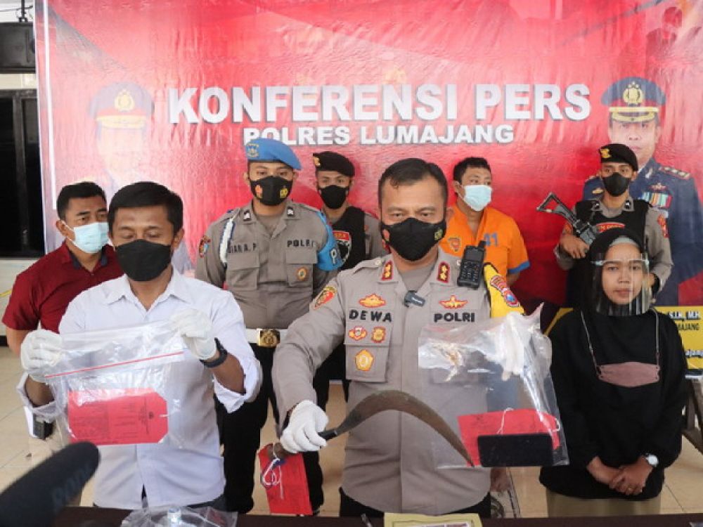 Polres Lumajang saat merilis Kades tersangka pengeroyokan.