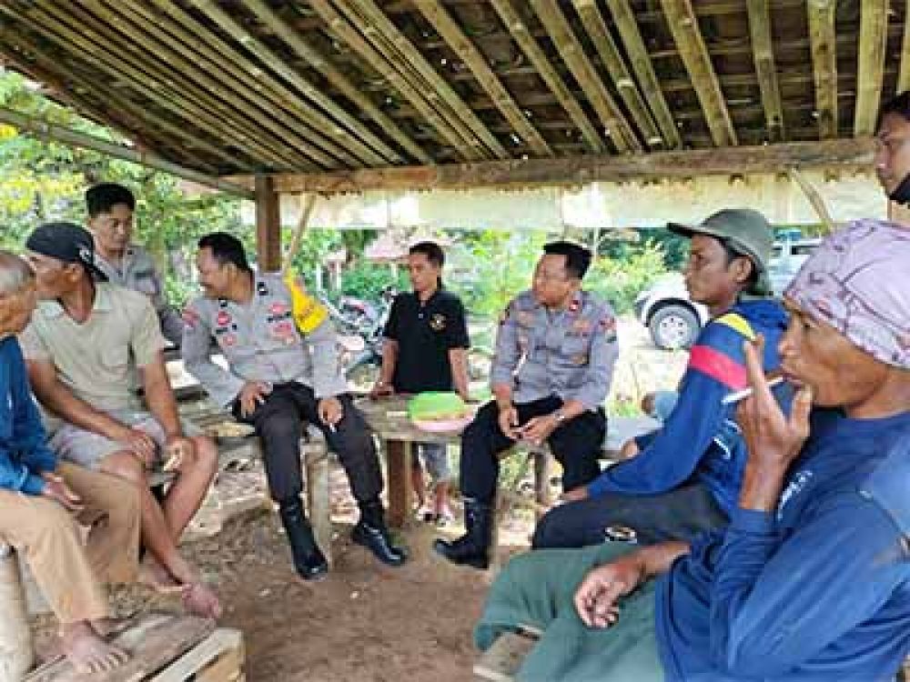 Kapolsek Jogorogo AKP Nur Hidayat bersama Bhabinkamtibmas saat memberikan edukasi kepada petani di Dusun Tumpang, Desa Jogorogo.