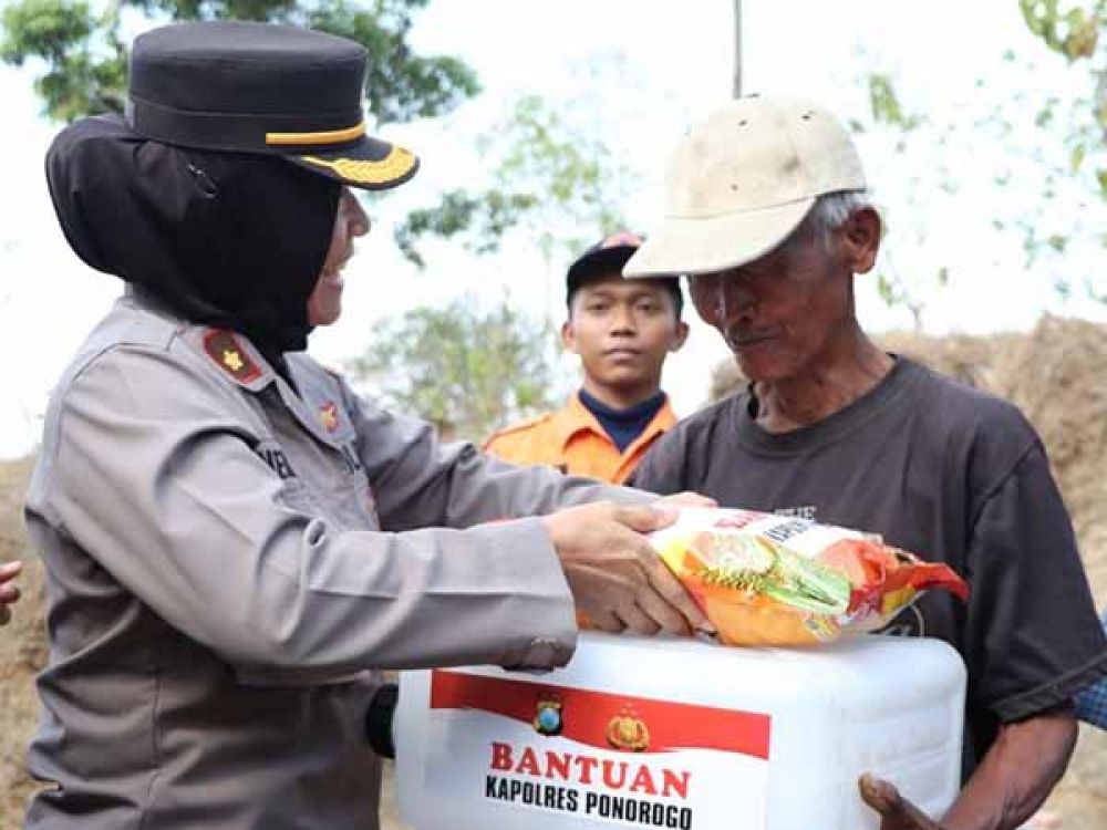 Wakapolres Kompol Meiridiani saat membagikan paket Sembako dan jerigen untuk wadah air bersih kepada warga di lingkungan Banyuripan Dukuh Jenggring, Desa Duri, Kecamatan Slahung, Kabupaten Ponorogo.