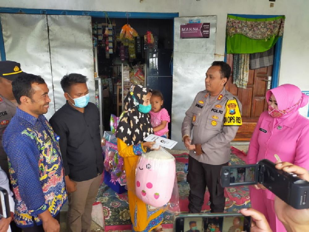 Kapolres Sampang Arman bersama rombongan mendatangi Balita dan keluarga penggemar aroma bensin.