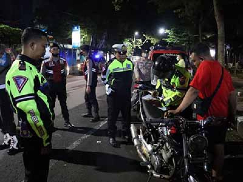 Petugas gabungan dari berbagai unsur satuan kerja Polres Trenggalek saat menggelar razia dan memeriksa pengendara motor berknalpot brong.