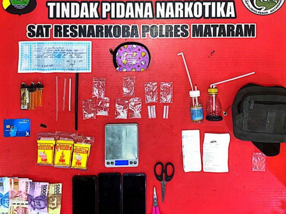 Barang bukti yang disita saat gerebek Narkoba di Karang Pule, Mataram.